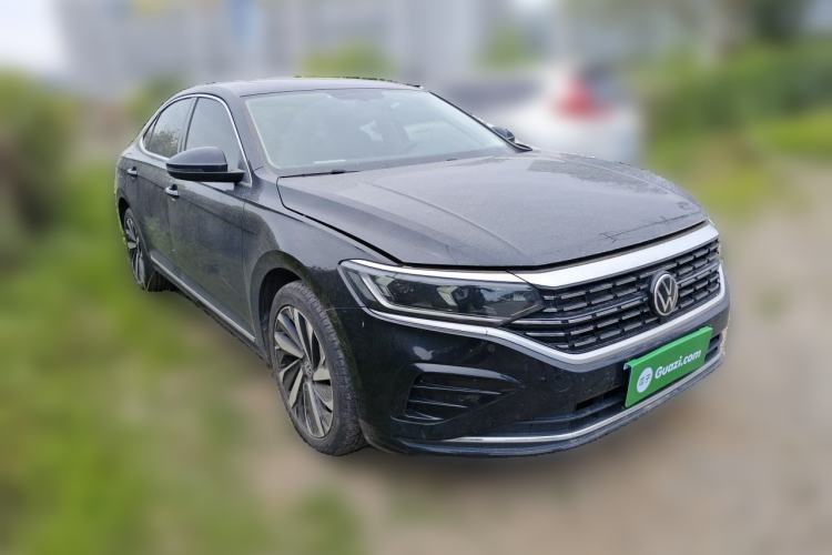 Used Volkswagen Passat 2023 330TSI Starry Luxury Edition Front Right 45 Deg