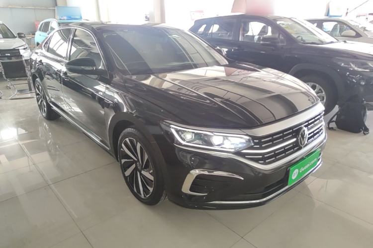 Used Volkswagen Passat 2023 330TSI Luxury Edition Front Right 45 Deg
