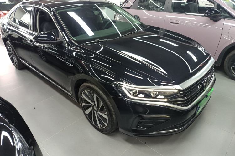 Used Volkswagen Passat 2023 Facelift 330TSI Luxury Edition Front Right 45 Deg