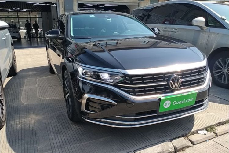 Used Volkswagen Passat 2023 Facelift 330TSI Luxury Edition Front Right 45 Deg