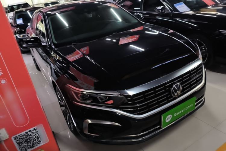 Used Volkswagen Passat 2023 Facelift 330TSI Luxury Edition Front Right 45 Deg