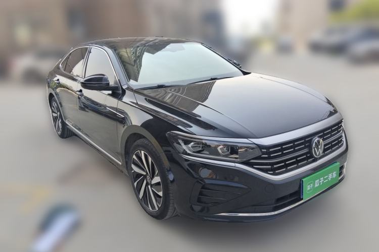 Used Volkswagen Passat 2023 Facelift 330TSI Luxury Edition Front Right 45 Deg