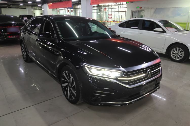 Used Volkswagen Passat 2023 Facelift 330TSI Luxury Edition Front Right 45 Deg