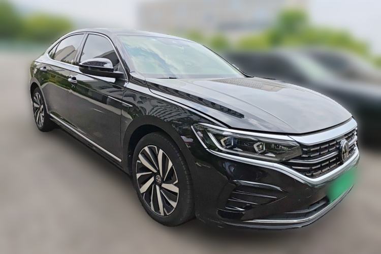 Used Volkswagen Passat 2023 330TSI Luxury Edition Front Right 45 Deg