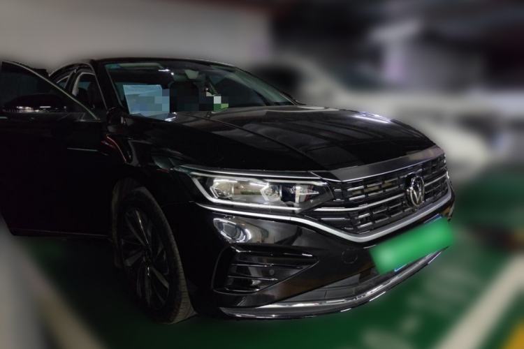 Used Volkswagen Passat 2023 330TSI Luxury Edition Front Right 45 Deg