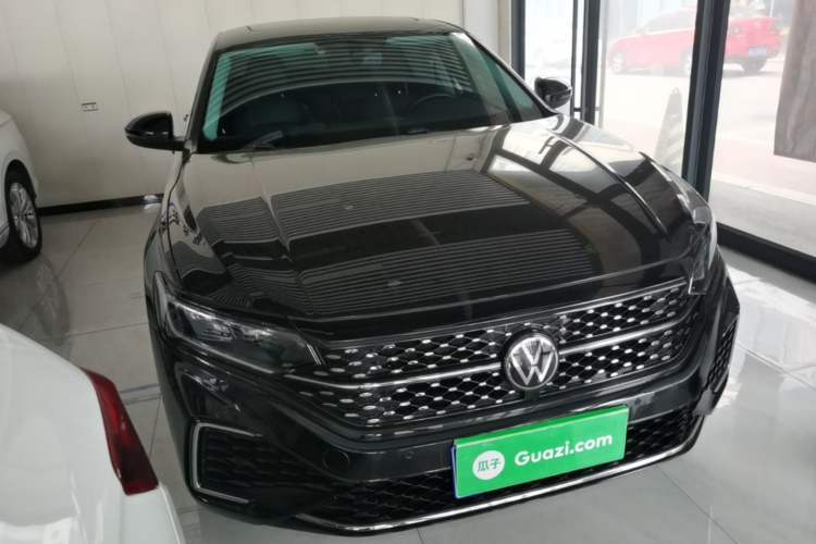 Used Volkswagen Passat 2023 330TSI Starry Elite Edition Front Right 45 Deg