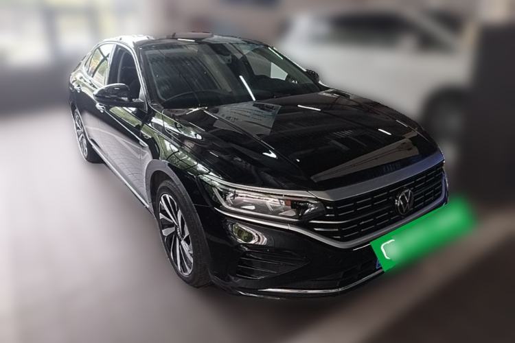 Used Volkswagen Passat 2023 Facelift 330TSI Luxury Edition Front Right 45 Deg