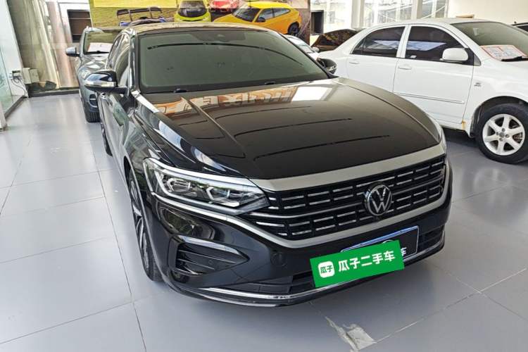 Used Volkswagen Passat 2023 Facelift 330TSI Luxury Edition Front Right 45 Deg