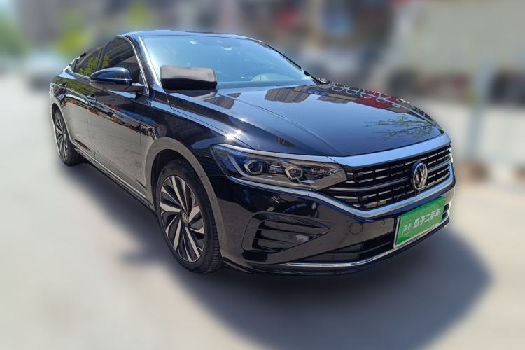 Used Volkswagen Passat 2023 330TSI Luxury Edition Front Right 45 Deg