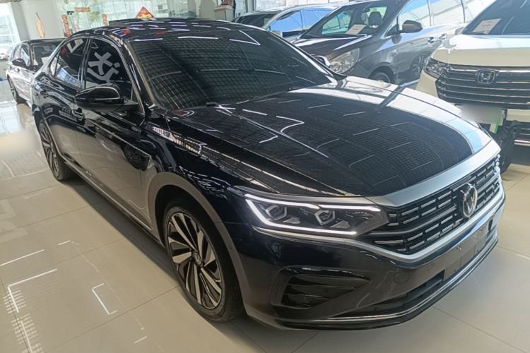 Used Volkswagen Passat 2023 Facelift 330TSI Luxury Edition Front Right 45 Deg
