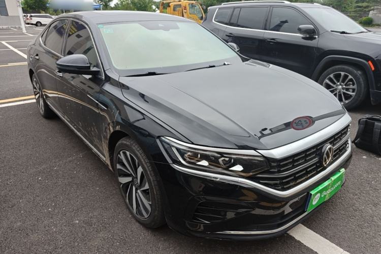 Used Volkswagen Passat 2023 330TSI Luxury Edition Front Right 45 Deg