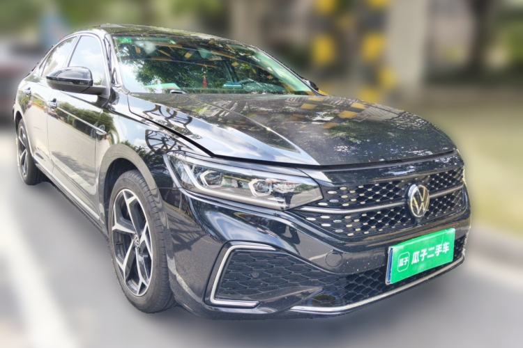 Used Volkswagen Passat 2023 330TSI Starry Luxury Edition Front Right 45 Deg