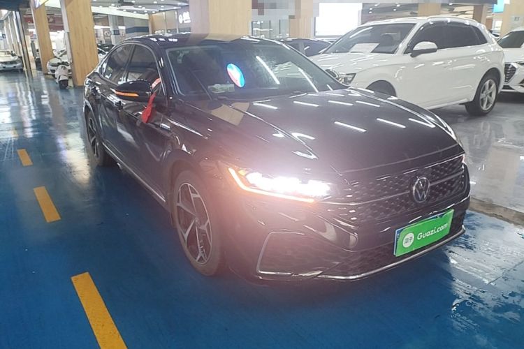 Used Volkswagen Passat 2023 330TSI Starry Elite Edition Front Right 45 Deg