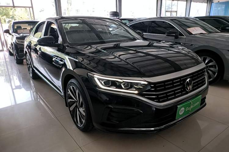 Used Volkswagen Passat 2023 Facelift 330TSI Luxury Edition Front Right 45 Deg