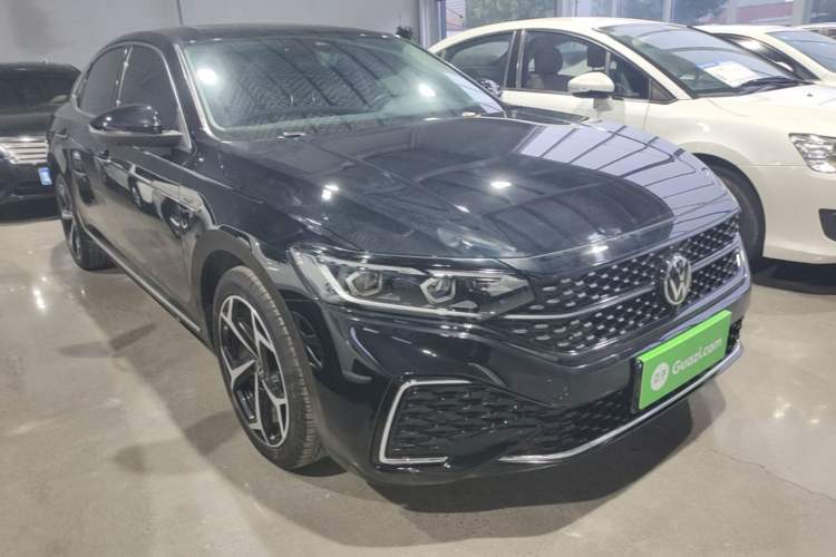 Used Volkswagen Passat 2023 Restyled 330TSI Starry Luxury Edition Front Right 45 Deg