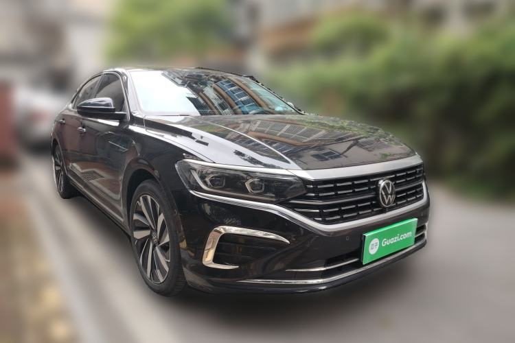 Used Volkswagen Passat 2023 330TSI Luxury Edition Front Right 45 Deg