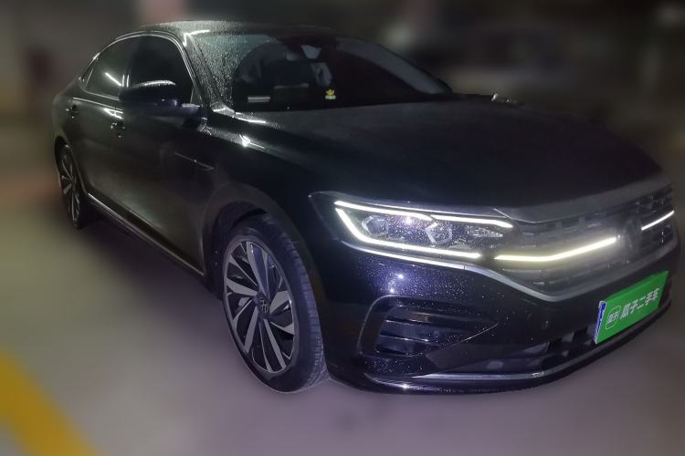 Used Volkswagen Passat 2023 330TSI Luxury Edition Front Right 45 Deg