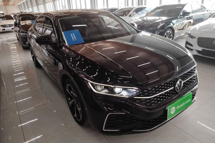 Used Volkswagen Passat 2023 330TSI Starry Luxury Edition Front Right 45 Deg