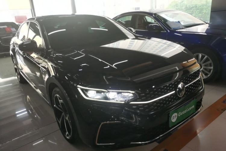 Used Volkswagen Passat 2023 Restyled 330TSI Starry Luxury Edition Front Right 45 Deg