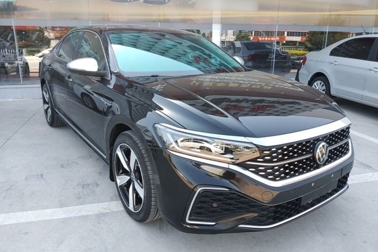 Used Volkswagen Passat 2023 Restyled 330TSI Starry Luxury Edition Front Right 45 Deg