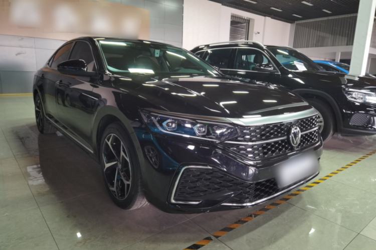Used Volkswagen Passat 2023 330TSI Starry Luxury Edition Front Right 45 Deg