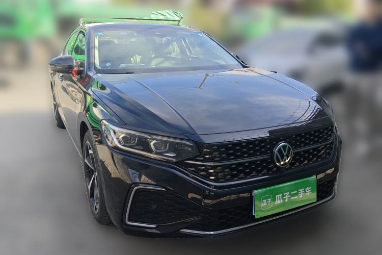 Used Volkswagen Passat 2023 330TSI Starry Luxury Edition Front Right 45 Deg