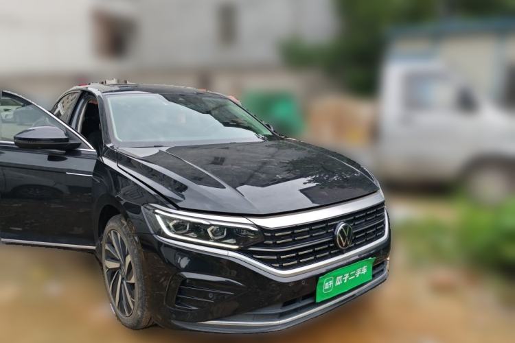 Used Volkswagen Passat 2023 Facelift 330TSI Luxury Edition Front Right 45 Deg