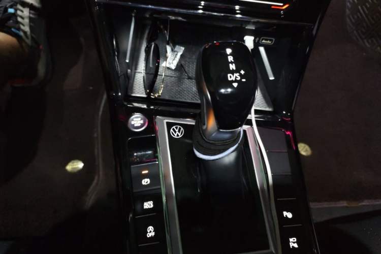 Used Volkswagen Passat 2023 330TSI Luxury Edition Gear Lever