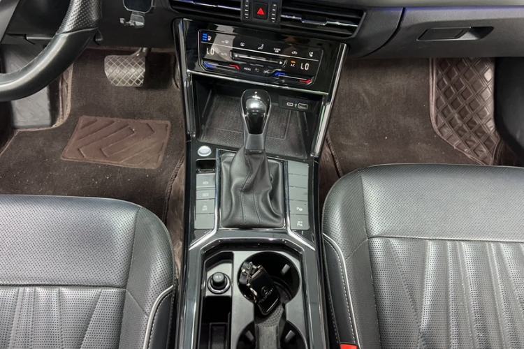 Used Volkswagen Passat 2023 Facelift 330TSI Luxury Edition Gear Lever