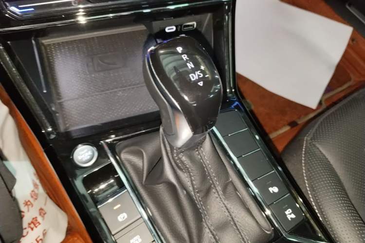 Used Volkswagen Passat 2023 Facelift 330TSI Luxury Edition Gear Lever