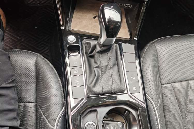 Used Volkswagen Passat 2023 Facelift 330TSI Luxury Edition Gear Lever