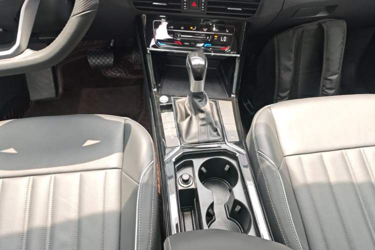 Used Volkswagen Passat 2023 Revised 330TSI Elite Edition Gear Lever