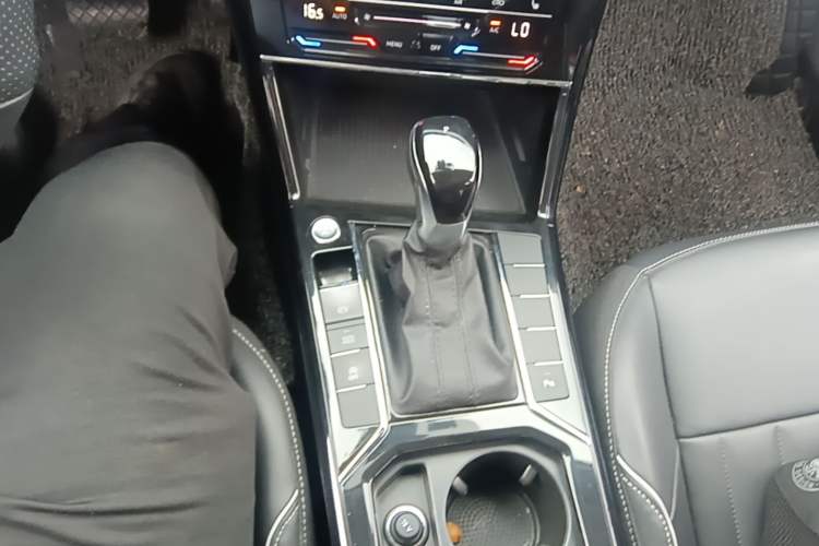 Used Volkswagen Passat 2023 Revised 330TSI Elite Edition Gear Lever