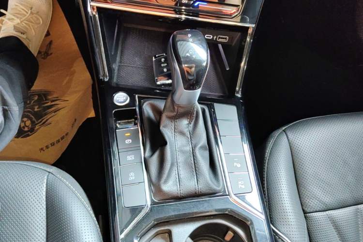 Used Volkswagen Passat 2023 Facelift 330TSI Luxury Edition Gear Lever