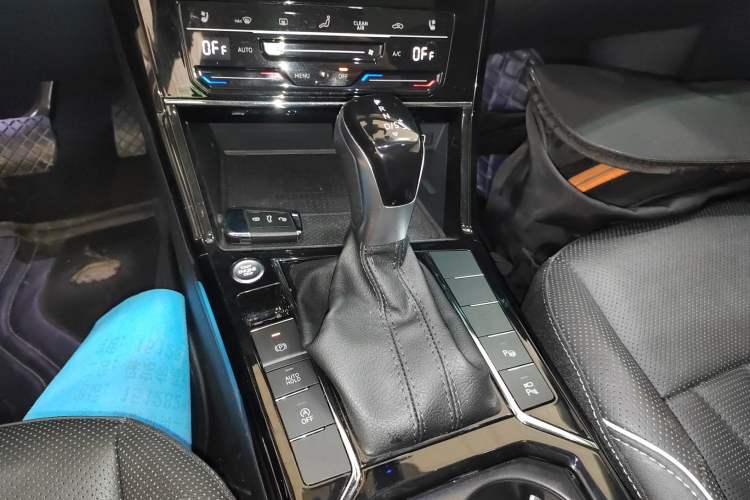 Used Volkswagen Passat 2023 Facelift 330TSI Luxury Edition Gear Lever