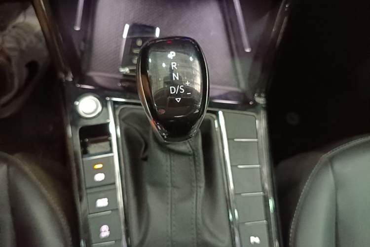Used Volkswagen Passat 2023 330TSI Starry Elite Edition Gear Lever