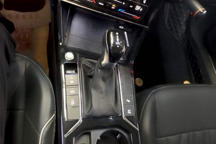 Used Volkswagen Passat 2023 Facelift 330TSI Luxury Edition Gear Lever