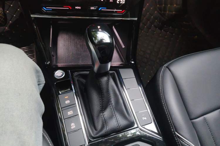 Used Volkswagen Passat 2023 Revised 330TSI Elite Edition Gear Lever