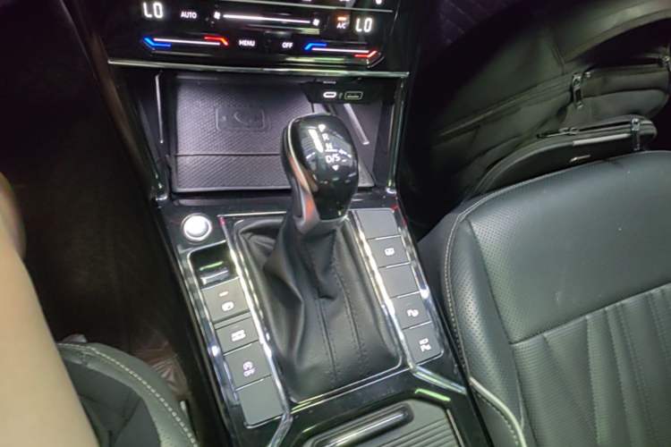 Used Volkswagen Passat 2023 Facelift 330TSI Prestige Edition Gear Lever