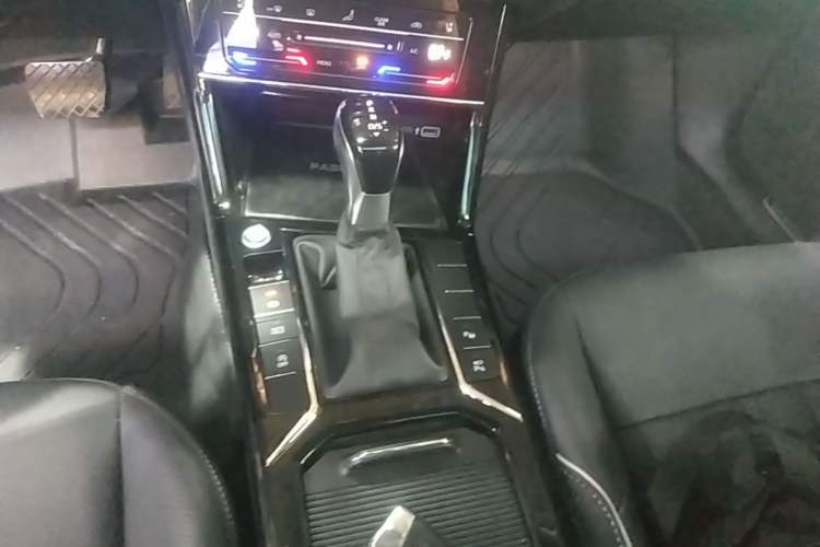 Used Volkswagen Passat 2023 Facelift 330TSI Luxury Edition Gear Lever