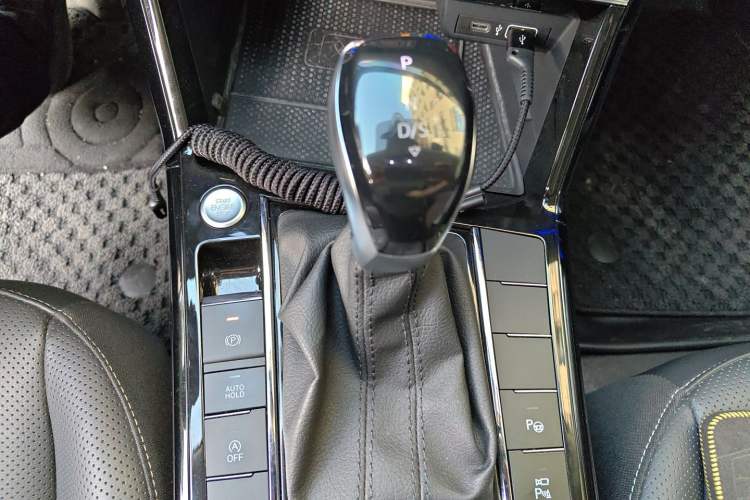 Used Volkswagen Passat 2023 Facelift 330TSI Luxury Edition Gear Lever
