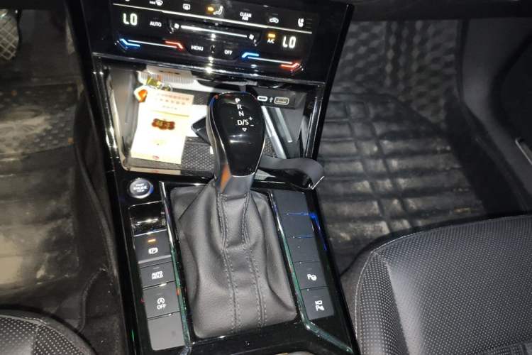 Used Volkswagen Passat 2023 330TSI Starry Luxury Edition Gear Lever