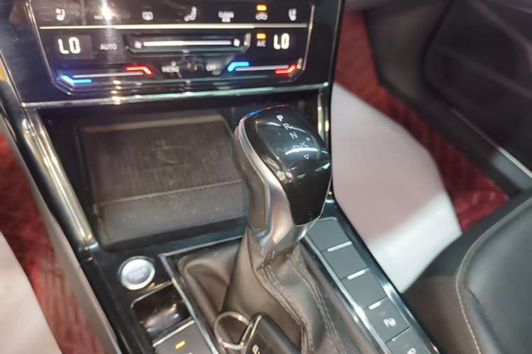 Used Volkswagen Passat 2023 Facelift 330TSI Luxury Edition Gear Lever