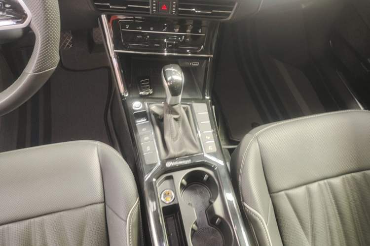 Used Volkswagen Passat 2023 Facelift 330TSI Luxury Edition Gear Lever