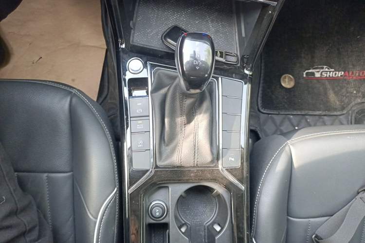 Used Volkswagen Passat 2023 330TSI Elite Edition Gear Lever