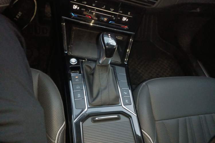 Used Volkswagen Passat 2023 Facelift 330TSI Luxury Edition Gear Lever