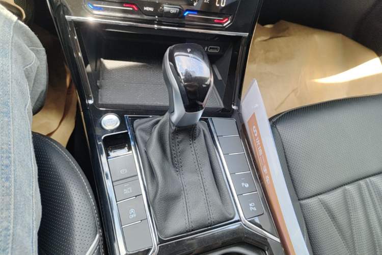 Used Volkswagen Passat 2023 330TSI Luxury Edition Gear Lever