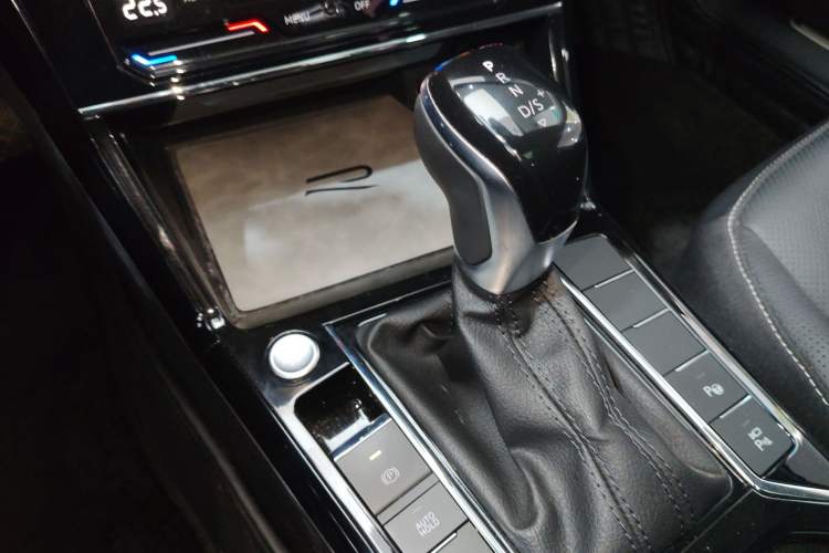 Used Volkswagen Passat 2023 Restyled 330TSI Starry Luxury Edition Gear Lever
