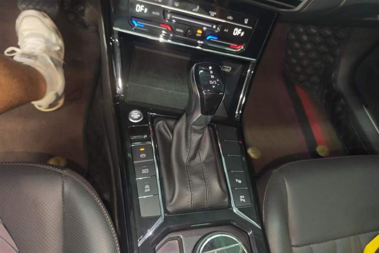 Used Volkswagen Passat 2023 Facelift 330TSI Luxury Edition Gear Lever