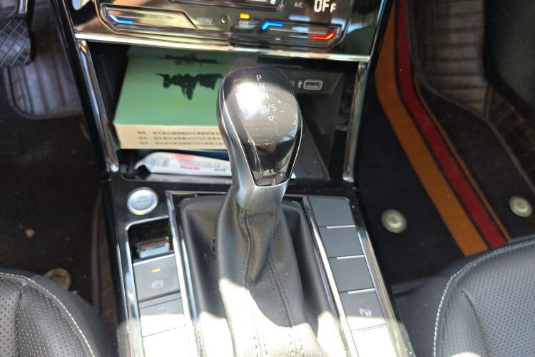 Used Volkswagen Passat 2023 Facelift 330TSI Luxury Edition Gear Lever